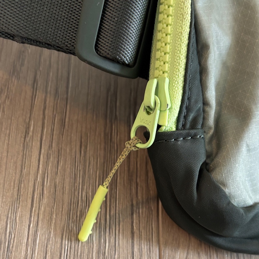 Lululemon everywhere 1L  crossbody bag - Picture 3 of 9
